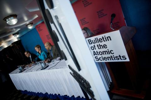 Des membres du Bulletin des scientifiques atomistes présentent l'horloge de l'apocalypse, le 25 janvier 2018 à Washington