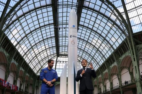 Le président Emmanuel Macron (D)aux côté de l'astronaute français Thomas Pesquet (G) à Paris le 9 septembre 2026