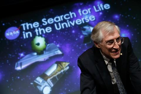 John Mather, l'un des pères du James Webb télescope, lors d'une conférence de presse en juillet 2014 au Goddard Space Flight Center de la Nasa