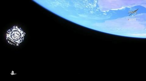 Forscher haben im All erstmals ein Schwarzes Loch entdeckt, das von einer Gashülle umgeben ist und wie ein energiereicher Stern leuchtet. Das US-geführte Team entdeckte das neuartige astronomische Objekt mithilfe des James-Webb-Weltraumteleskops.