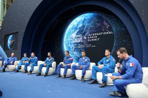 Des astronautes réunis à l'occasion d'une conférence au Sommet international spatial à Paris le 9 septembre 2026