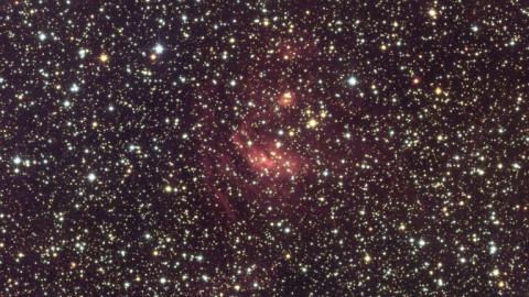 Image diffusée le 23 juin 2026 par l’Agence spatiale européenne et prise le 23 mars 2025 pendant 26 heures par la caméra optique VIS de la sonde Euclid, à laquelle des couleurs ont été ajoutées à partir d’observations réalisées durant l’été 2025 avec la caméra MegaCam du télescope Canada-France-Hawaï (CFHT-Megacam) à Hawaï, montre le centre de notre Voie lactée