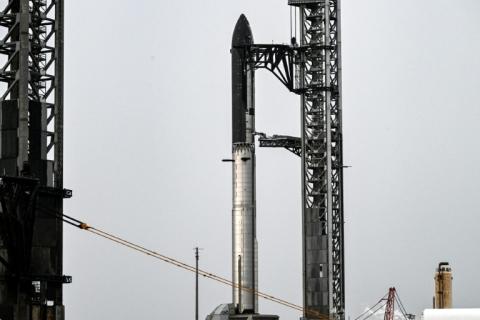 La nouvelle fusée Starship V3 de SpaceX , vue depuis South Padre Island, arrimée à la base spatiale Starbase lors du 12ᵉ vol d'essai, le 21 mai 2026 au Texas