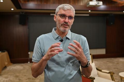 Bertrand Cordier, principal chercheur français pour le projet franco-chinois SVOM (moniteur astronomique spatial d'objets variables), destiné à repérer des "sursauts gamma", ici le 21 juin 2024 lors d'une conférence de presse à Xichang, en Chine