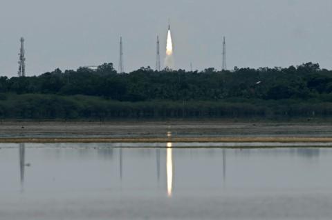 Décollage du lanceur "Vikram 1" de l'entreprise privée indienne Skyroot depuis le centre spatial de Sriharikota, dans le sud du pays, le 18 juillet 2026
