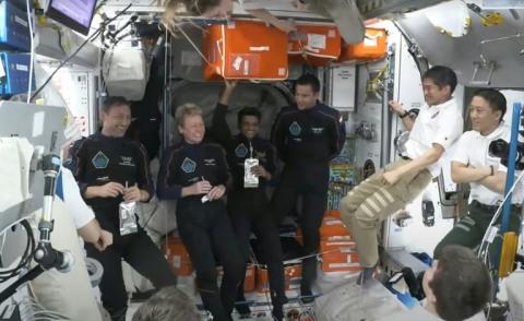Nach 20 Tagen im All sind vier Astronauten aus den USA, Indien, Polen und Ungarn zur Erde zurückgekehrt. Eine Dragon-Kapsel des US-Raumfahrtunternehmens SpaceX mit den vier Raumfahrern an Bord landete am Dienstag vor der kalifornischen Küste im Meer.