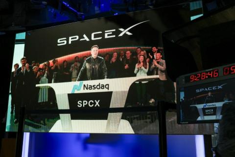 Der US-Raumfahrtkonzern SpaceX ist zu seinem Börsenstart auf Höhenflug gegangen: Kurz nach Handelsbeginn am Freitag legte der Wert der SpaceX-Aktie in New York um rund 23 Prozent auf 166 Dollar (rund 144 Euro) zu.