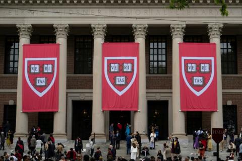 Eine US-Bundesrichterin hat die von Präsident Donald Trump verkündeten Einreiseverbote für neue ausländische Studenten der Eliteuniversität Harvard vorerst blockiert.