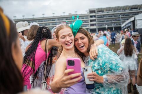 Des amies sourient pour un selfie lors de la 151e édition du Kentucky Derby à Louisville (Kentucky), aux Etats-Unis, le 3 mai 2025