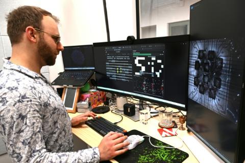 Le chercheur Brett Kagan observe au microscope des neurones cultivés dans le laboratoire de l'entreprise australienne Cortical Labs à Melbourne, le 5 mai 2026