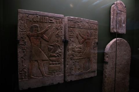 La "Stèle au nom de Dedou" au musée Louvre-Lens pour l'exposition "Champollion, la voie des hiéroglyphes", le 21 septembre 2022 à Lens