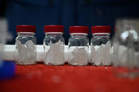 Des échantillons de glace prélevés dans un glacier du Tadjikistan, à l'Institut des sciences cryogéniques de l'université d'Hokkaido, à Sapporo, au nord du Japon, le 9 décembre 2025