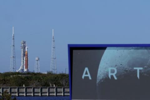 La fusée lunaire SLS et le vaisseau spatial Orion, intégrés pour la mission Artemis 2, sur le pas de tir 39B du Centre spatial Kennedy à Cap Canaveral, en Floride, le 3 février 2026