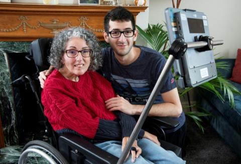 Cette photo fournie par Smartbox Assistive Technology montre Sarah Ezekiel et son fils Eric chez eux à Hendon, au nord de Londres, le 16 août 2025.