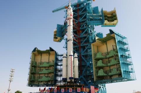 Eine chinesische Rakete mit drei Raumfahrern ist in Richtung der Raumstation Tiangong gestartet. Die Rakete Langer Marsch 2-F hob vom Weltraumbahnhof Jiuquan im chinesischen Teil der Wüste Gobi ab.