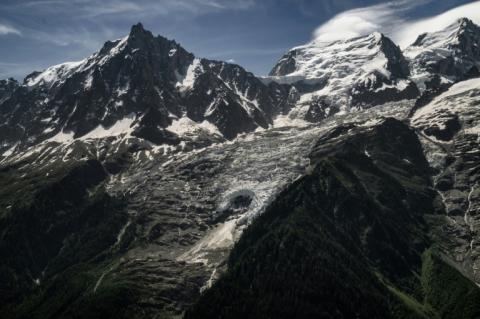 Un trou apparu dans le glacier des Bossons sur le massif du Mont-Blanc à Chamonix en Haute-Savoie le 17 juin 2026