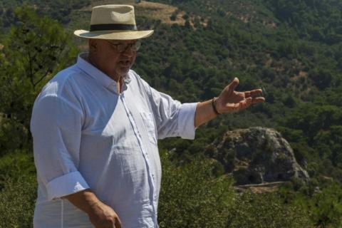 Altan Altin, historien ayant longuement étudié le lien entre Homère et Izmir, présente les grottes d'Homère à Bornova, le 7 août 2026 en Turquie