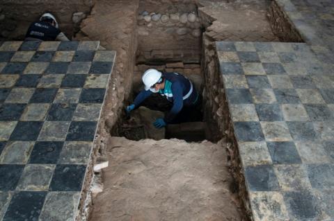 Des archéologues travaillent dans une crypte de l'ancien hôpital San Andres où des squelettes humains ont été découverts, le 25 mai 2022 à Lima, au Pérou