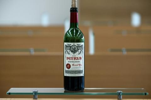 Überirdischer Tropfen für eine Million Dollar zu haben: Das New Yorker Auktionshaus Christie's versteigert eine Flasche Rotwein aus dem angesehenen Weingut Château Petrus bei Bordeaux, die auf der Internationalen Raumstation (ISS) einer besonderen Reifezeit ausgesetzt war.