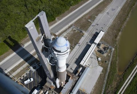 Une fusée Atlas V de United Launch Alliance et la capsule de Boeing Starliner à son sommet, avant un vol d'essai, le 18 mai 2022 à Cap Canaveral, en Floride