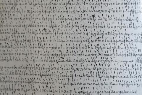 La reproduction d'une lettre de guerre codée remise à l'un des généraux de Napoléon, aux archives militaires du château de Vincennes, près de Paris, le 15 octobre 2026