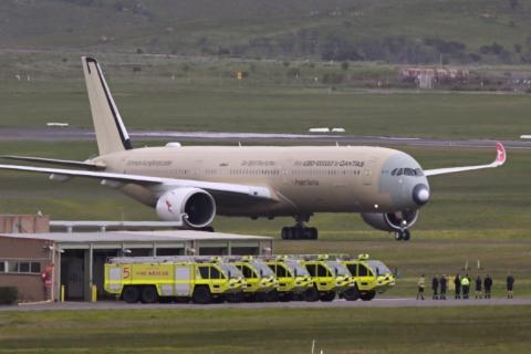 Nach einer Rekordlänge von 24 Stunden und 24 Minuten in der Luft ist ein für extrem lange Strecken ausgebauter Airbus A350 in Frankreich gelandet. Das Flugzeug beendete am Dienstag seinen 23.076 Kilometer langen Testflug von Melbourne nach Toulouse.