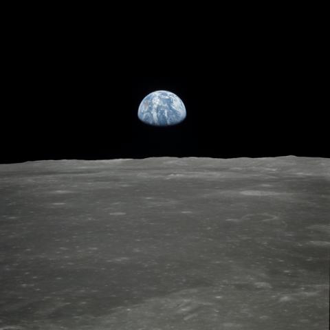 Photo de la Nasa datant de juillet 1969, obtenue le 16 juillet 2019, montrant une vue de la Terre se levant au-dessus de l'horizon lunaire, prise depuis le vaisseau spatial Apollo 11