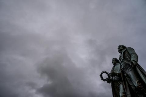 Rund 200 Jahre nach dem Tod Johann Wolfgang von Goethes haben Forscher eine gut erhaltene Ameise in dessen Bernsteinsammlung entdeckt. Wie die Universität Jena mitteilte, fanden Biologen in einem der Stücke das rund 40 Millionen Jahre alte Fossil.