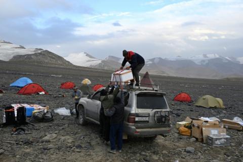 Camp de la mission scientifique Pamir Ice-Memory au pied du Kon Tchoukourbachi dans le massif du Pamir au Tadjikistan, le 25 septembre 2025