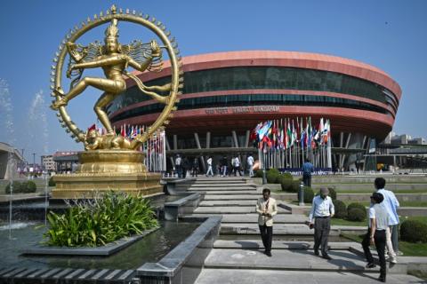 Les visiteurs arrivent pour assister au sommet mondial sur l'intelligence artificielle au Bharat Mandapam à New Delhi, le 17 février 2026