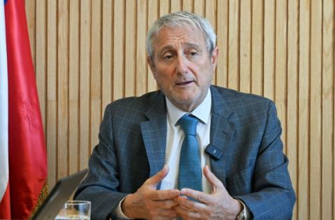 Le ministre chilien des Sciences, Aldo Valle, s'exprime lors d'une interview avec l'AFP avant le lancement de la nouvelle plateforme Latam-GPT, à Santiago, le 6 février 2026