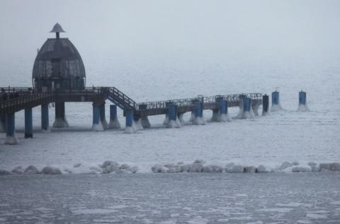 Langanhaltender Ostwind hat den Wasserstand der Ostsee auf historisch niedriges Niveau sinken lassen. Nach Angaben des Leibniz-Instituts für Ostseeforschung ist er aktuell so niedrig wie nie seit Beginn der kontinuierlichen Messungen im Jahr 1886.