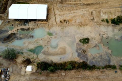 Vue aérienne du site de fouilles Angeac-Charente, le 19 juillet 2025 en Charente