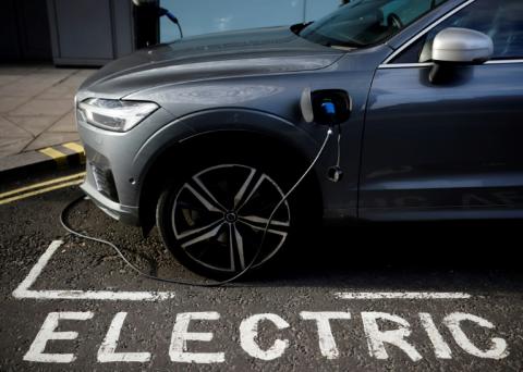 E-Autos könnten künftig einen großen Beitrag zur Stabilität von Stromnetzen leisten. Das geht aus einer am Dienstag in der britischen Fachzeitschrift "Nature" veröffentlichten Studie hervor.