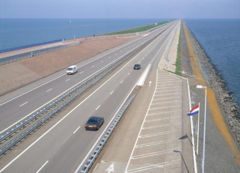 La digue de l'Afsluitdijk près de Den Oever, en avril 2004, aux Pays-Bas