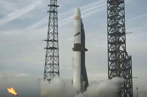 Blue Origin, das Raumfahrtunternehmen von US-Milliardär Jeff Bezos, hat erstmals den Antrieb seiner New-Glenn-Rakete wiederverwendet und damit einen Fortschritt im Wettbewerb mit dem Konkurrenten SpaceX erzielt.