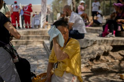 Une touriste s'essuie le visage lors d'une vague de chaleur à Athènes, le 23 juillet 2025 en Grèce