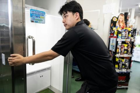Un employé de Konoe déplace un "réfrigérateur humain", dans l'entrepôt de son entreprise, situé à Higashiosaka, dans la préfecture d'Osaka, le 21 août 2026