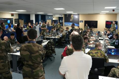 Des militaires participent à l'exercice SparteX 2026 au CNES (Centre National d'Études Spatiales) à Toulouse, le 18 février 2026