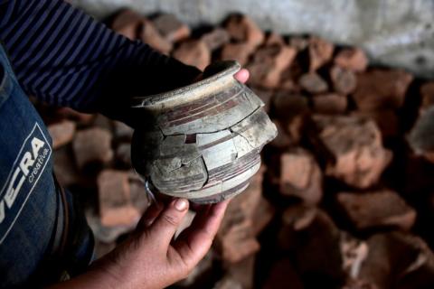 Une poterie découverte sur le site archéologique de Casas del Turunuelo, dans la région de l'Estrémadure, le 17 avril 2024 à Guarena, en Espagne