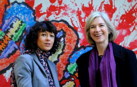Les généticiennes française Emmanuelle Charpentier (g) et américaine Jennifer Doudna, en octobre 2015 à Oviedo, en Espagne