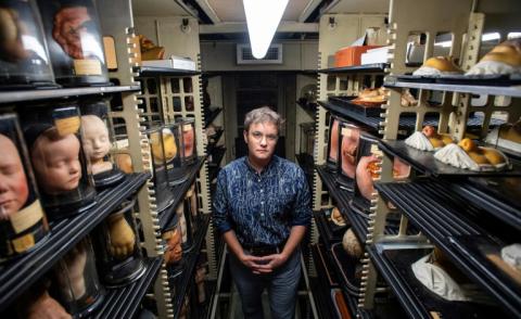 La nouvelle codirectrice Sara Ray au milieu des rayons des archives du Mütter Museum de Philadelphie, le 20 août 2025 en Pennsylvanie