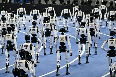 Bei den Weltmeisterschaften im humanoiden Robotersport in Chinas Hauptstadt Peking haben am Wochenende humanoide Roboter eine Reihe menschlicher Rekorde gebrochen und damit Chinas Dominanz in der Branche demonstriert.