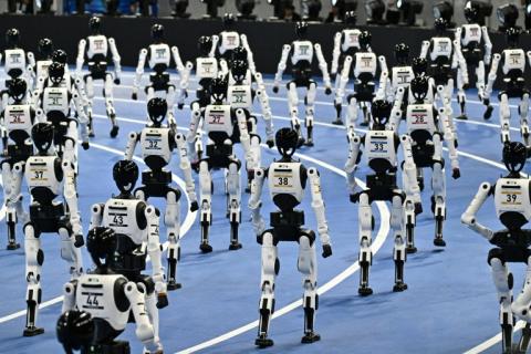 Des robots humanoïdes recueillis après l'ouverture des World Humanoid Robot Games à Pékin le 22 août 2026