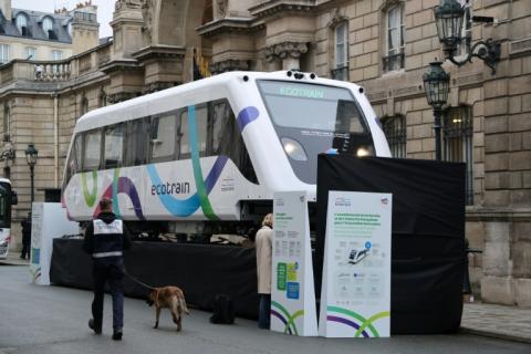 Un prototype de l'Ecotrain exposé devant l'Elysée, dans le cadre de l'exposition Fabriqué en France, à Paris, le 14 novembre 2025