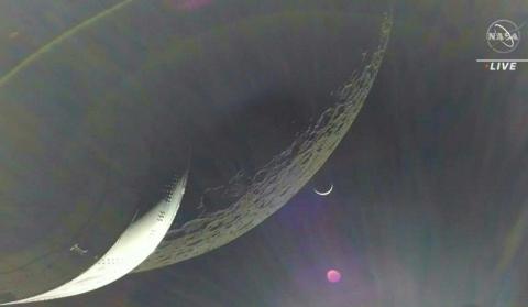 Die Weltraumkapsel Orion der US-Raumfahrtbehörde Nasa hat sich am Montag dem Mond bis auf rund 130 Kilometer genähert. Im Anschluss trat die unbemannte Kapsel die Rückreise zur Erde an, wie die Raumfahrtbehörde Nasa auf ihrer Webseite mitteilte.