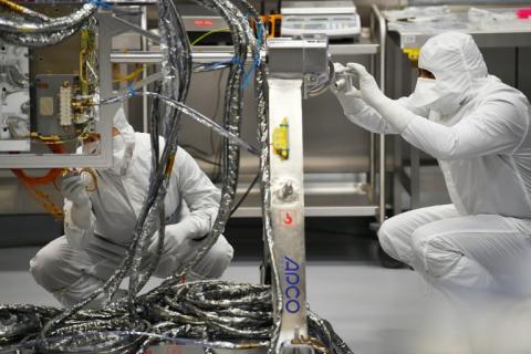 Des techiciens travaillent sur le rover Rosalind Franklin de la mission ExoMars, le 7 février 2019 à Stenevage, en Angleterre