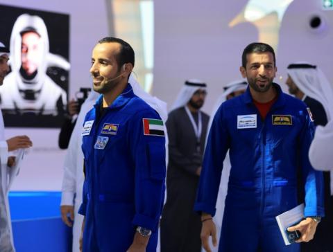 Les astronautes émiratis Sultan al-Neyadi (droite) et Hazzaa al-Mansoori, lors d'une conférence de presse à Dubaï le 2 février 2023