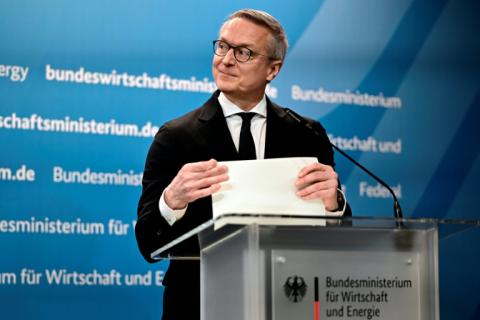 Bundesdigitalminister Karsten Wildberger (CDU) hat weitere Entlastungen durch Bürokratieabbau angekündigt. Zum Beispiel werde die Arztüberweisung digitalisiert und in Papierform abgeschafft, sagte der Minister.