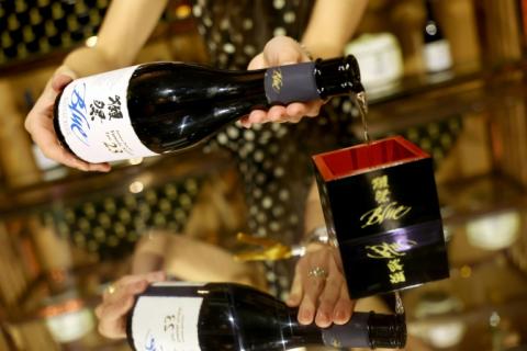 Ein kleines Fläschchen von im Weltall gebrautem Sake ist in Japan für umgerechnet fast 600.000 Euro verkauft worden.